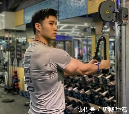 肌肉|185cm肌肉男模走红,雄性荷尔蒙让网友不淡定了