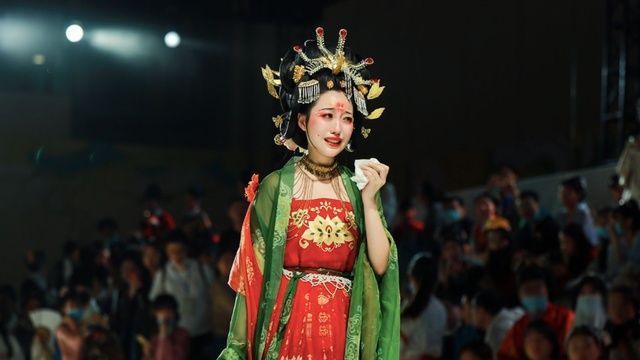 坑了汉服商家和模特,还把责任全推给萤火虫,华裳九州这次真火了