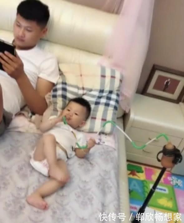 妈妈|这就是爸爸带孩子的后果,不走寻常路,姿势不愧是爷俩