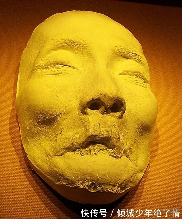 五四运动!鲁迅的遗容石膏上,粘有他20根胡须2根眉毛,因此成了一级文物