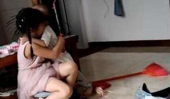 父母|弟弟想和姐姐一起玩,坐在房门口等姐姐醒,这姐弟俩相处得太好了