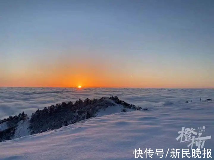 失联|挤爆了！昨天上万人涌入这个地方赏雪！一对年轻男女失联！还有人背婴儿上山