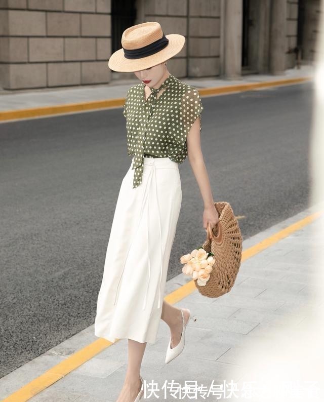 女人味|穿裙子别总配高跟鞋,今夏流行“裙子+低跟鞋”,舒适时髦又气质