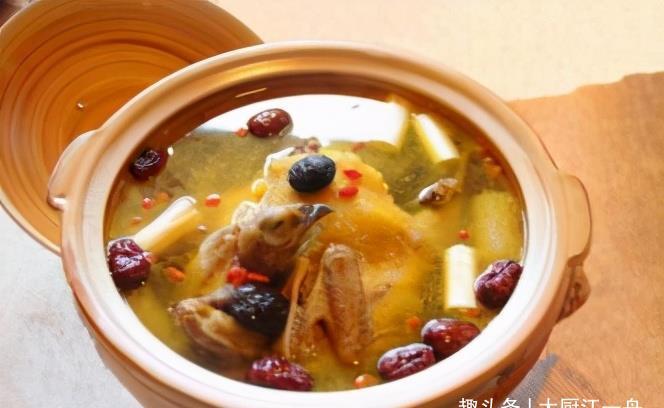 放在冷水下|炖鸡汤时,有人焯水有人生炒,都不对,学会这几招,鸡汤清澈好喝