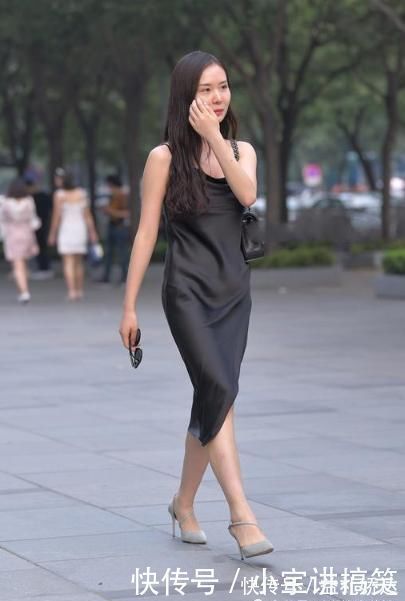美女 黑色真丝连衣裙质感轻薄,精致的穿搭显得十分自信,让美女多了几分成熟