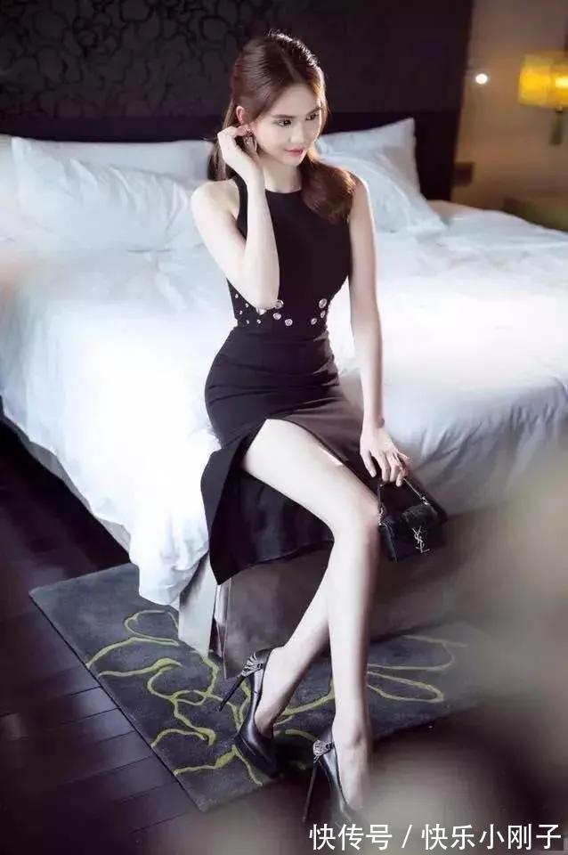 高跟鞋 浅黄色的色调,搭配上紧身的白色短裤,带着清新的韵味