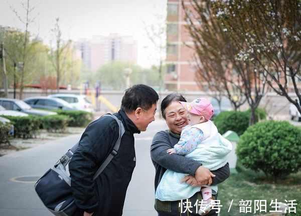 二胎家庭大宝应该跟谁睡?有种选择伤害大,另一种却是最优安排