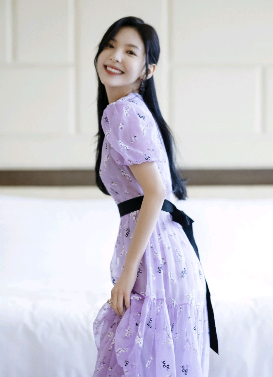 章若楠真会穿！黑色长款羽绒服保暖舒适，戴黑框眼镜也难掩女神范