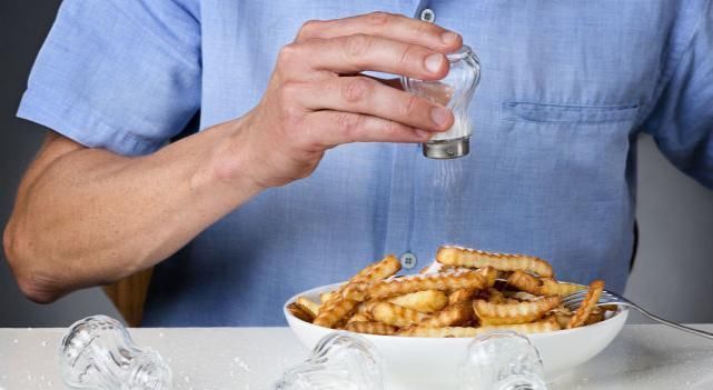 骨质疏松的祸根找到了,医生忠告:最好少吃3物,增加骨密素