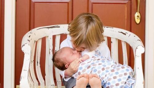 儿子|儿子闹着要妹妹,宝妈花300块买了一个,“兄妹”俩的互动笑翻网