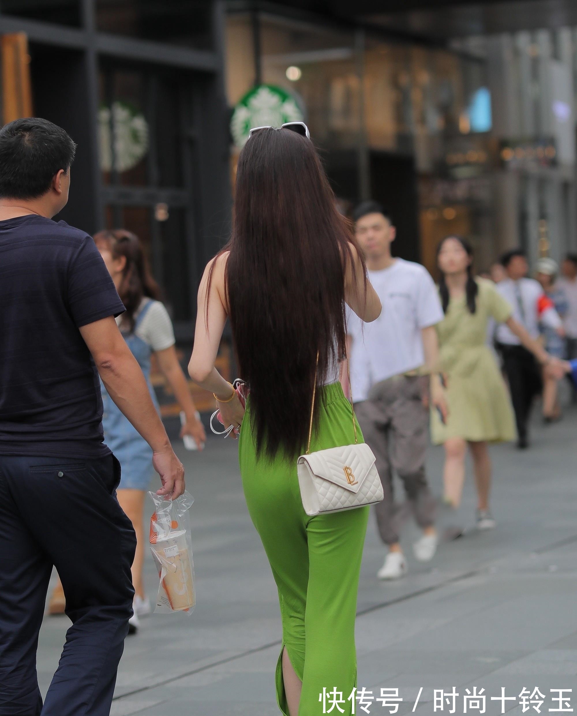 绿色 逛街要想吸引人,绿色穿搭少不了