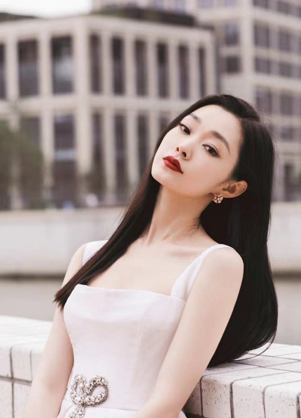 青春感|宋轶真有神仙姐姐的气质,穿方领吊带连衣裙青春感满满,温柔优雅