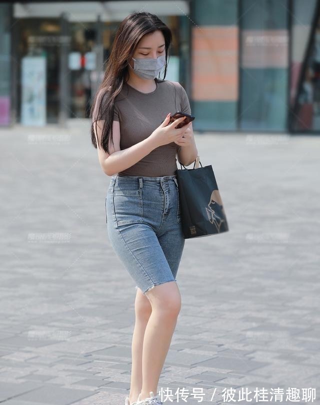 女人味 灰色针织短袖搭配五分紧身牛仔裤,臀大胯宽也能穿,还很有女人味