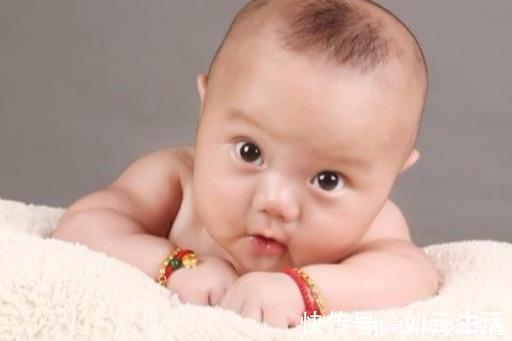 动作|孩子满六个月后,这些动作若还不会做,可能就有问题了,别大意!