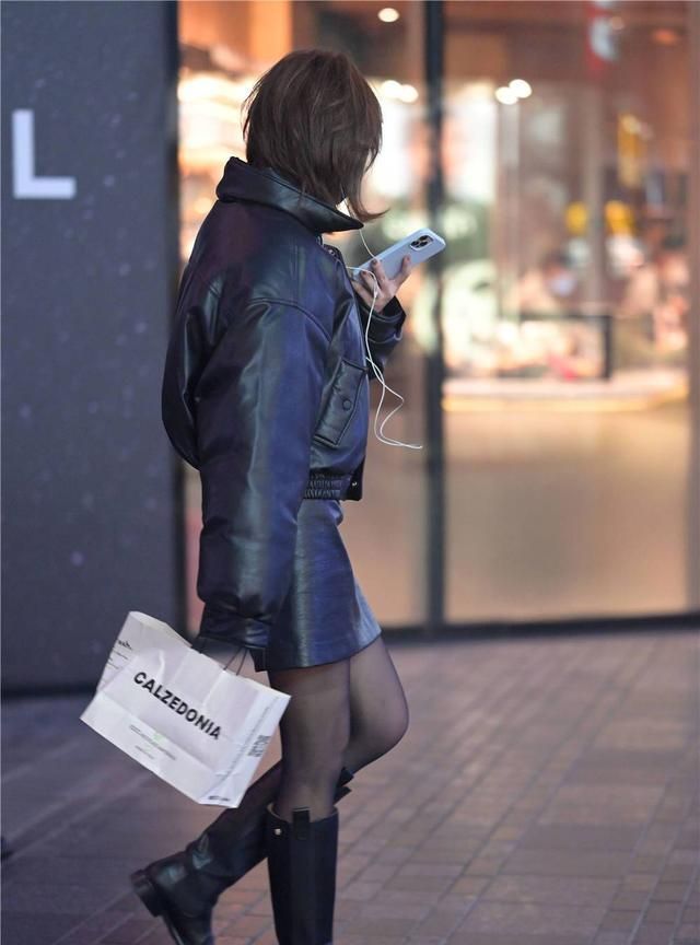 简约 黑色丝袜搭配长靴,今年姑娘的穿搭,有点别致