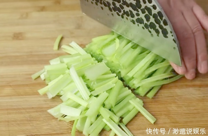 饭菜|买把芹菜回家做道好吃的,鲜香美味,一口清脆,是道不错的下饭菜
