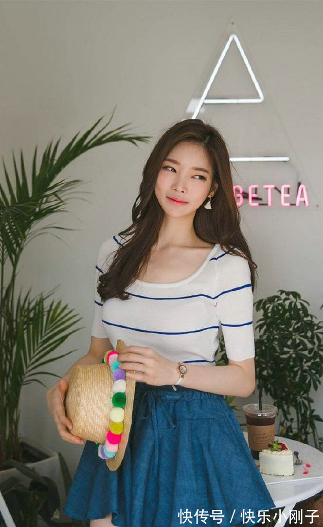 小可爱|抽绳设计的小V领短袖，能够露出一点腹部，有点小可爱但却不夸张