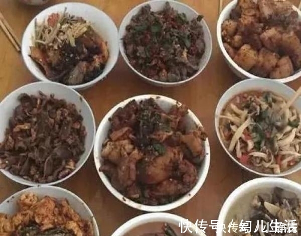 亲戚|周末回老家,亲戚用大碗菜招待,大鱼大肉9大碗,却没人动筷子!