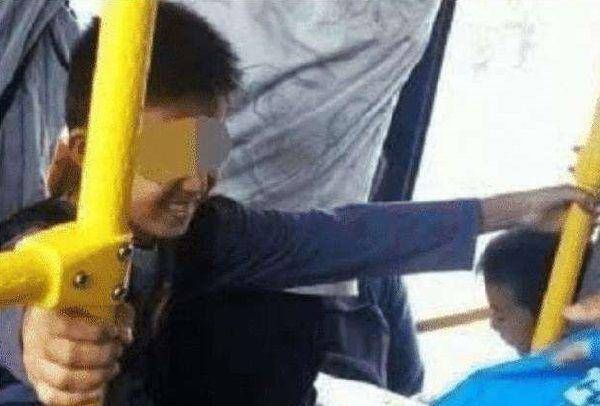 家长|8岁男孩故意用推车撞孕妇,妈妈却旁观,孕妇老公的做法让人解气