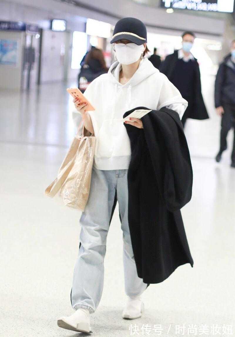 无龄感 马伊琍衣品真洋气,穿白色卫衣配运动裤,减龄不说还很高级