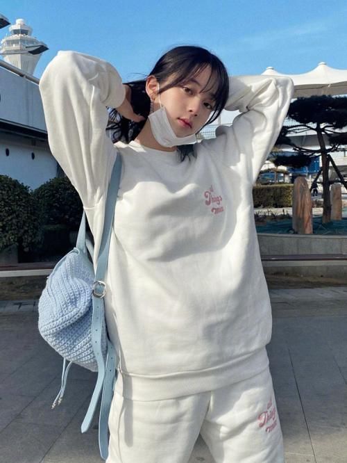 时尚女孩|小白鞋已经OUT,欧阳娜娜带火了“动漫少女鞋”,00后的最爱