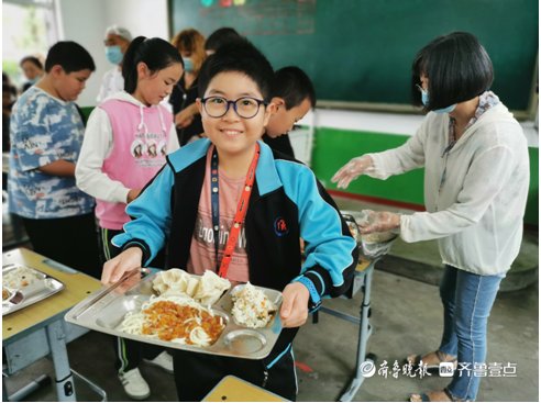 难题|就餐难题解决了！福山区卫家疃小学的孩子们吃上了营养午餐