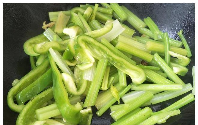 青椒|秋天,3样食材放入炒锅,成本不到5块钱,出锅香脆可口