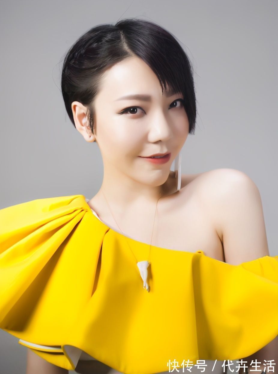 庾澄庆|她刚走红后就膨胀，穿袜子都要4个人伺候，如今沦落县城卖唱