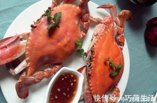 蒸螃蟹，冷水蒸还是热水蒸很多人做错，难怪掉蟹腿流蟹黄，还腥