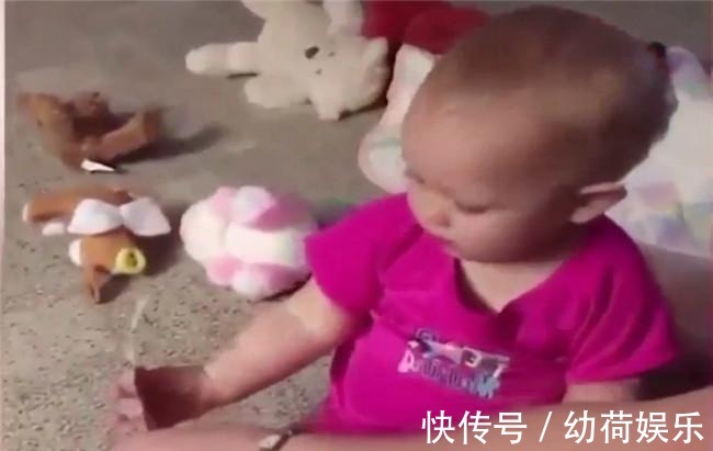 nin爸爸假装要抢女儿手里的钱, 2岁宝宝的反应萌翻了