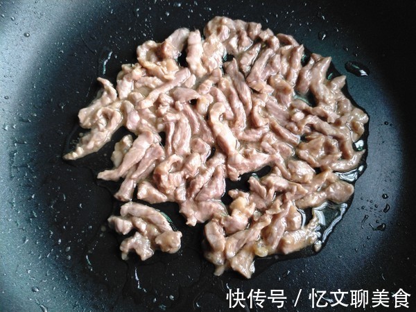蒜苔|炒蒜苔时,别直接下锅炒!老师傅教你一招,蒜苔香脆入味口口香