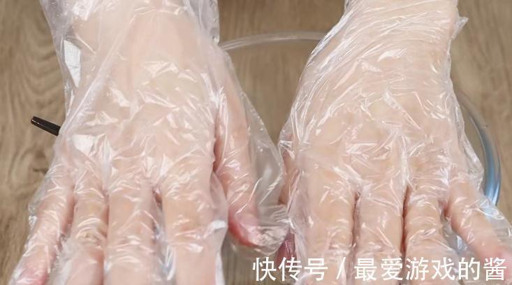 把小苏打倒进手心里,想不到还有这么神奇的妙用,现在知道还不晚