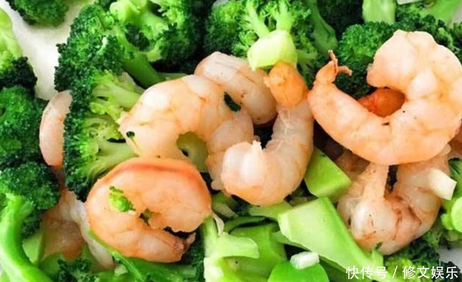 炒虾仁时,别直接进行焯水,掌握一个小技巧,虾仁鲜嫩不发柴