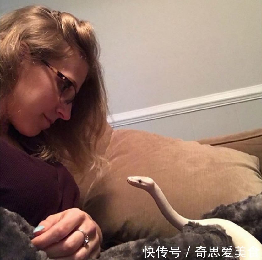 缘分|白蛇被女子养大,它喜欢看动画片,对女子忠诚,真是现实版的童话