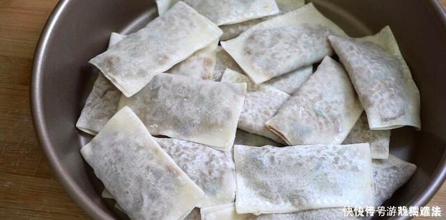 馄饨皮新吃法,一半蒸一半煎,比饺子简单,外面买不到