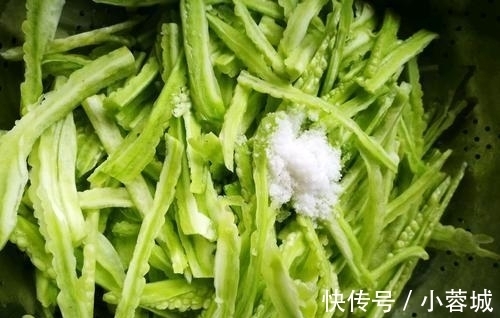 苦瓜|苦瓜不要直接炒，大厨教你一小技巧，炒出来的苦瓜不苦，更清脆！