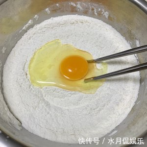 好学|早餐油条别再买了,这种做法简单又好学,炸出来的油条蓬松酥脆