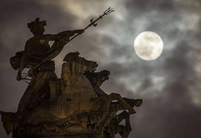 格林威治天文台 超级血月今晚登场，将与地球近距离“亲吻”，有机会看到月球表面