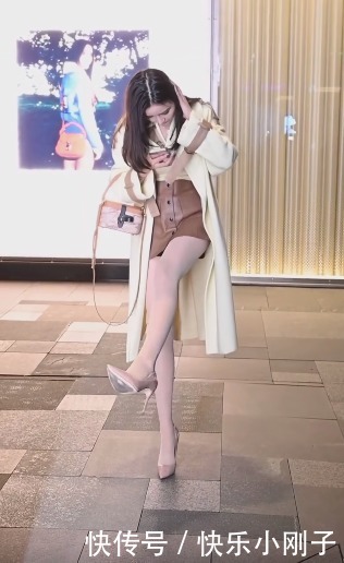 小姐姐真臭美,突然就开始秀美腿,不过是真的美