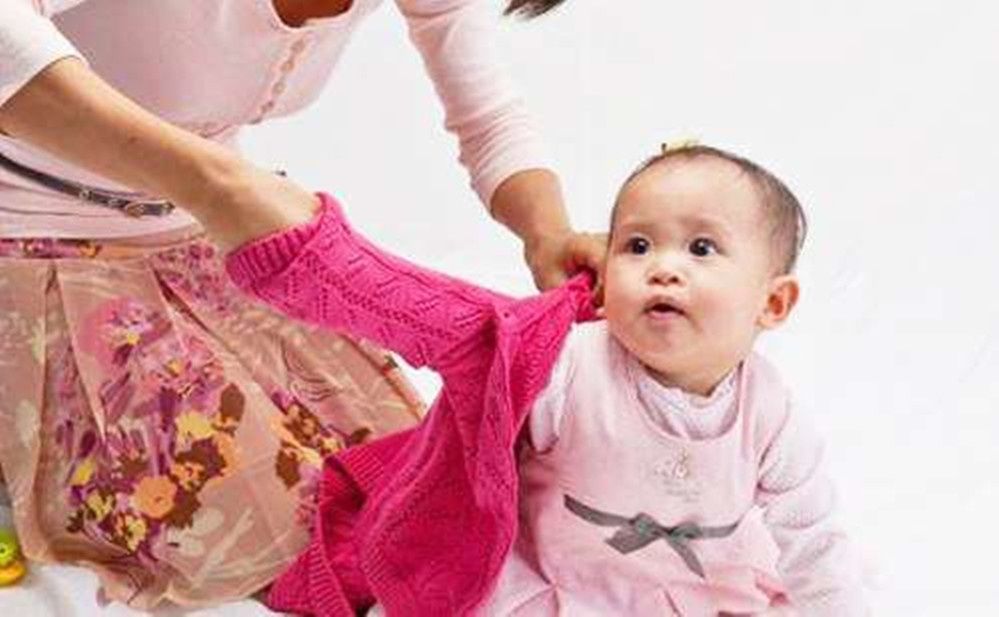 8件衣服裹身，11个月大的宝宝被奶奶捂出病，冬天可不能乱穿衣