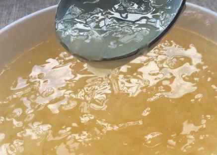 喝粥也能让你的皮肤变得细腻光滑，教你做一款美容又养颜的银耳粥