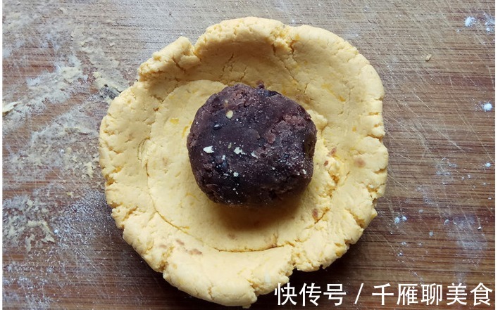 电饼铛|南瓜加上豆沙馅做出来的小饼,个个黄金酥脆,看着都流口水