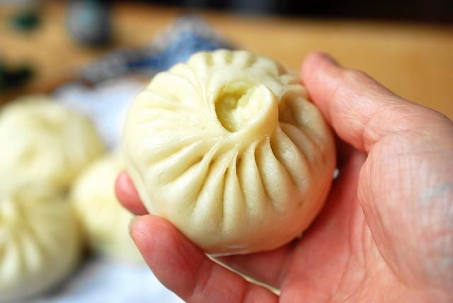 用白菜做馅儿，放盐杀就错了！跟我这样做，不用挤水不出汤，鲜美