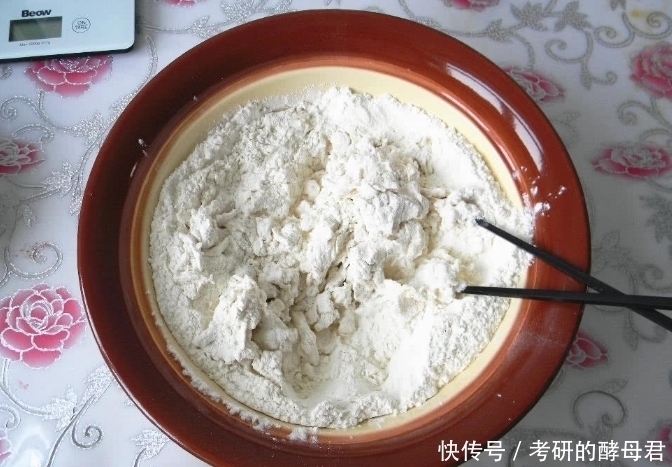 面用|烙饼又干又硬是和面用错了水,牢记3点,饼柔软筋道,放凉不硬