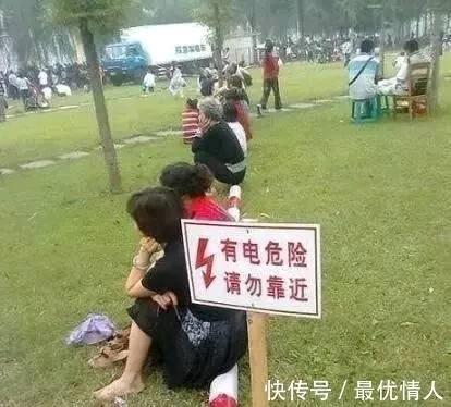 |搞笑图片幽默段子笑话：妹子，你喝水这么霸气，你男朋友知道吗