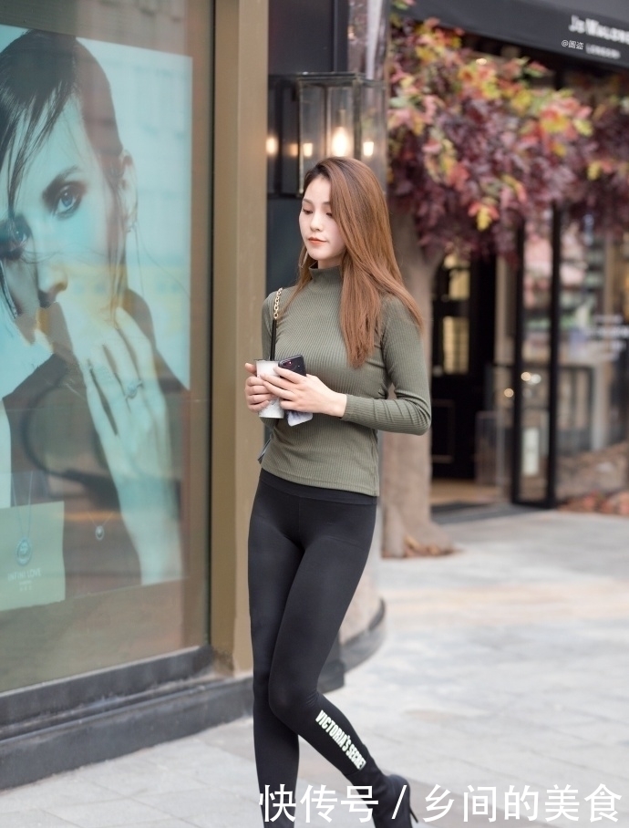 抹茶绿|街拍肤白貌美大长腿的小姐姐,紧身穿搭好性感,撩人心动!