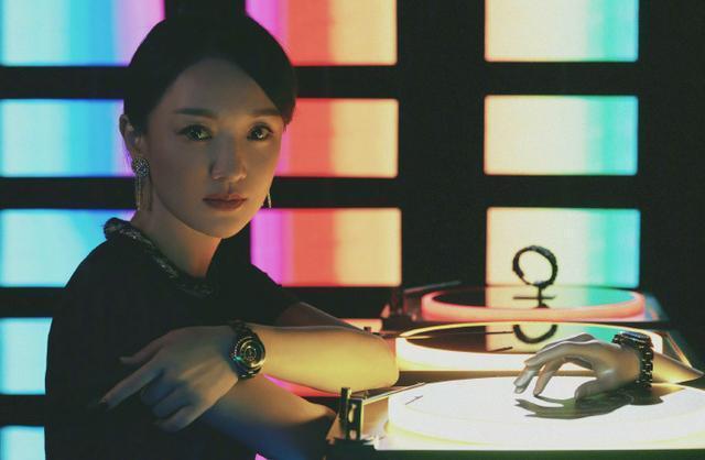 不老女神|周迅的身材让人自卑, 小黑裙也能穿出大姐大气场, “漫画腿”抢镜