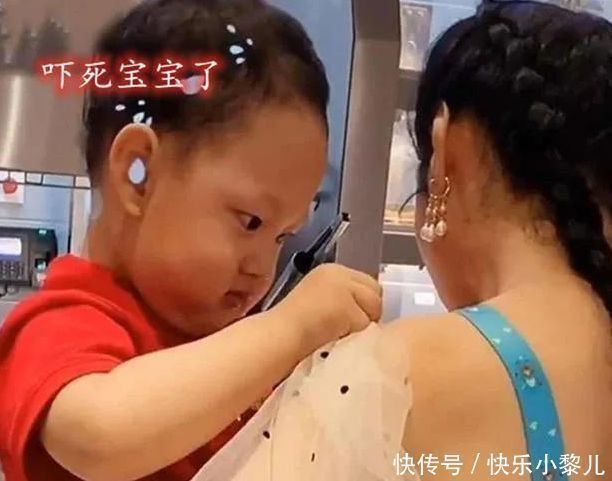 孩子|“操心宝宝”拉衣服火了,嫌弃妈妈逛街穿得太“清凉”你露肉了