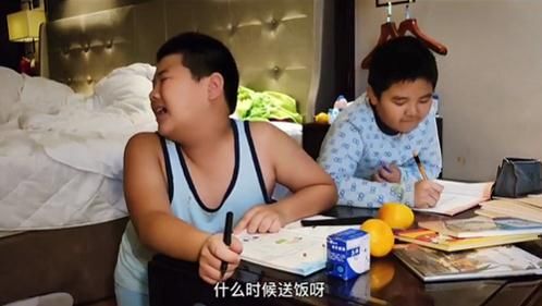 游泳|男子带俩孩子游泳，忽然被隔离 网友：妈妈的痛苦体会到了吗