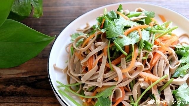 维生素c|这三种食材一起拌,清香味美营养好,做法简单,隔两天就要做一次